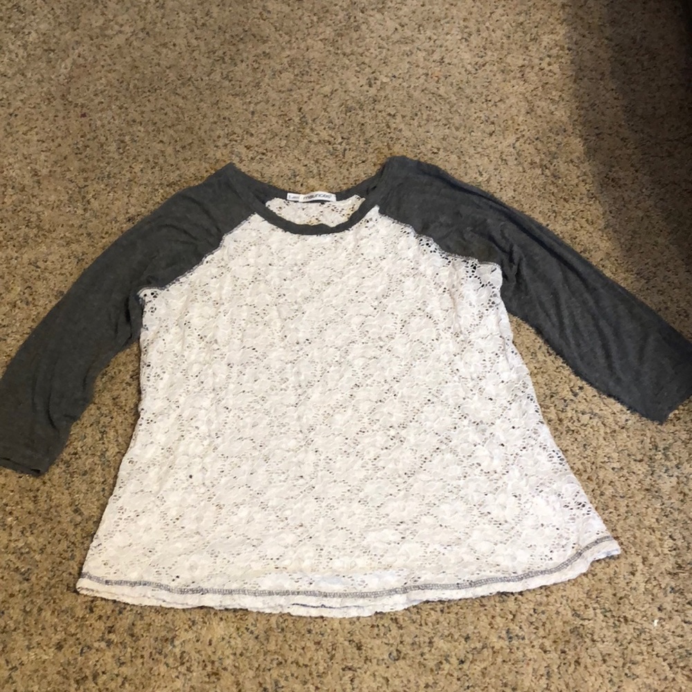 Gray and white lace 1/4 sleeve shirt